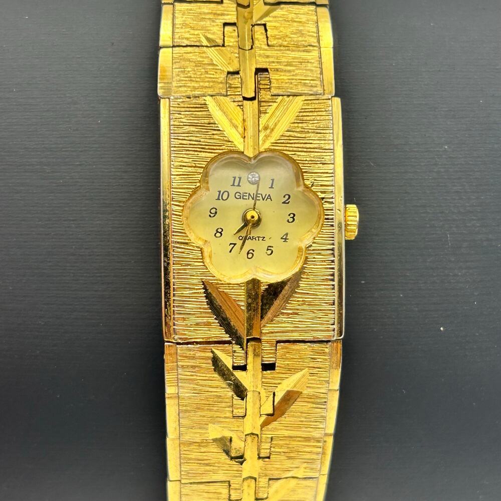 Vintage Geneva Gold-tone Textured Left-pattern Women’s Watch Working New Battery